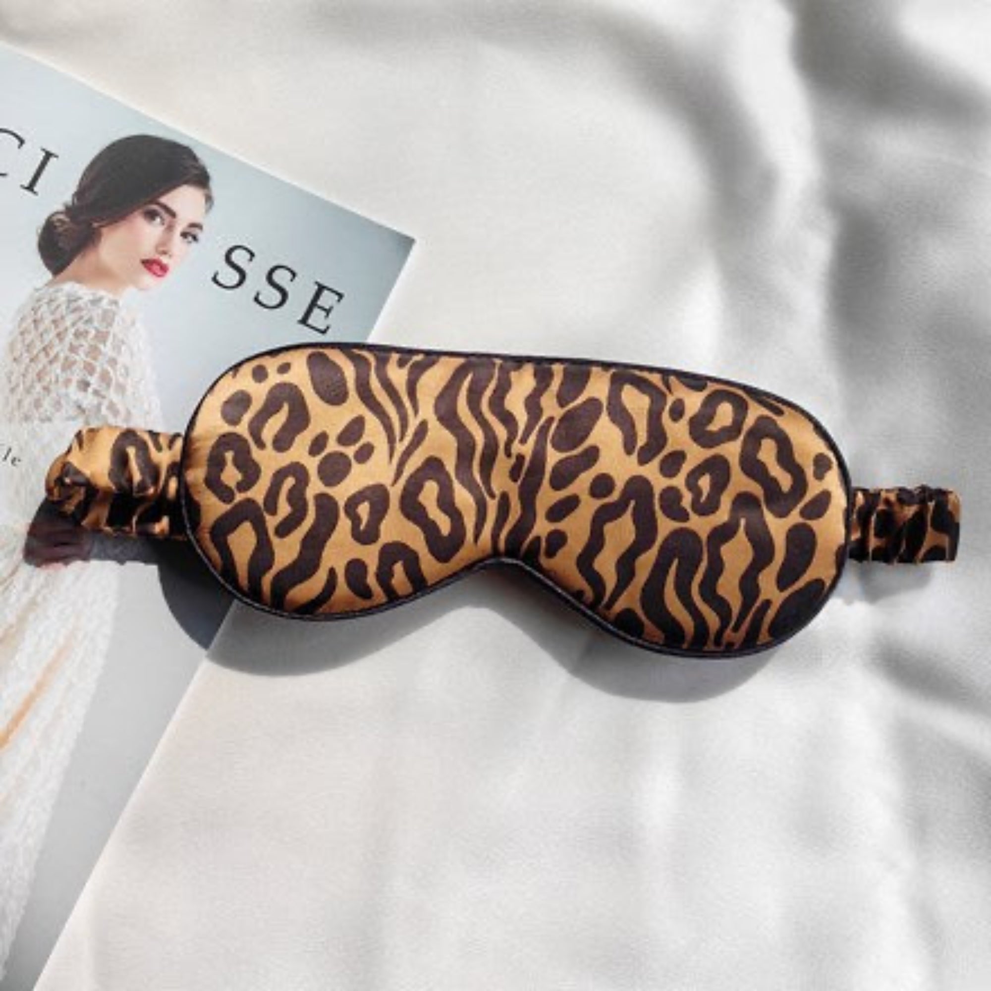 Printed 19mm Mulberry silk eye mask made from 100% Grade 6A silk with adjustable strap for comfortable, light-blocking sleep.